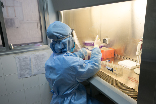 Thượng tá chuyên về ung thư nhảy sang bắt virus Corona: Tôi chỉ là người tra dầu nhớt - Ảnh 8.
