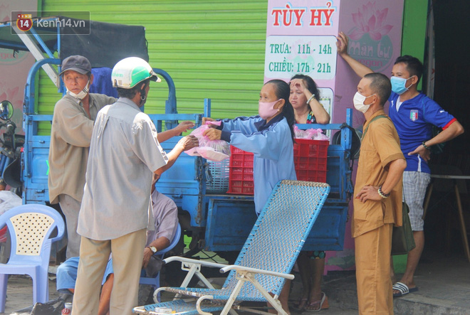 Những người nghèo không cô đơn trong ngày đầu cách ly toàn xã hội: Nơi phát cơm miễn phí, chỗ tặng quà giúp đỡ bà con  - Ảnh 10.