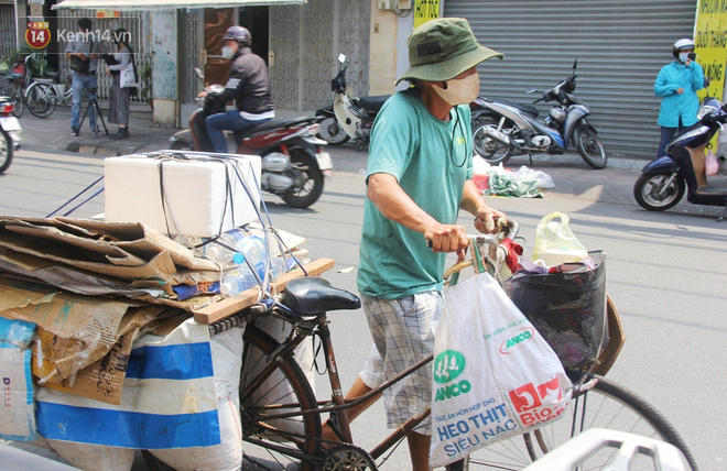 Những người nghèo không cô đơn trong ngày đầu cách ly toàn xã hội: Nơi phát cơm miễn phí, chỗ tặng quà giúp đỡ bà con  - Ảnh 8.