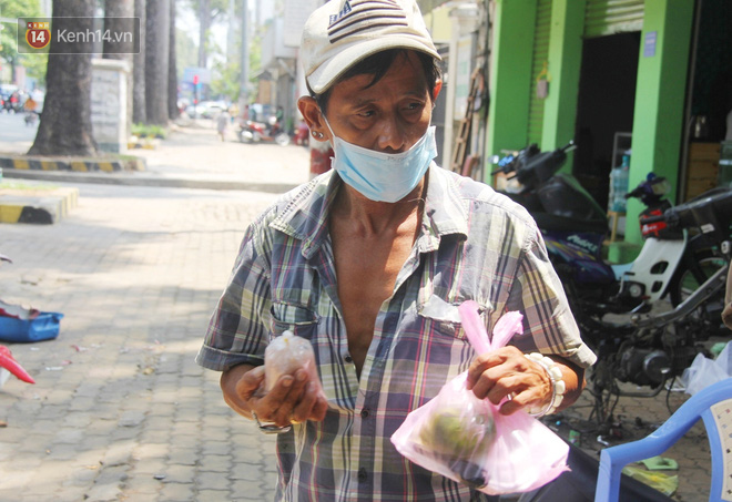 Những người nghèo không cô đơn trong ngày đầu cách ly toàn xã hội: Nơi phát cơm miễn phí, chỗ tặng quà giúp đỡ bà con  - Ảnh 11.