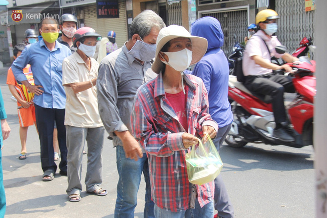 Những người nghèo không cô đơn trong ngày đầu cách ly toàn xã hội: Nơi phát cơm miễn phí, chỗ tặng quà giúp đỡ bà con  - Ảnh 4.