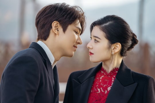 Bệ Hạ Bất Tử tung ảnh Lee Min Ho thả thính nữ thủ tướng, khán giả khen hết lời: Mũi chị còn thẳng hơn giới tính của em! - Ảnh 4.