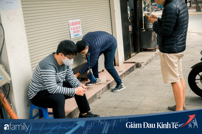 Những hàng ăn nổi tiếng Hà Nội gọi hàng qua khe cửa, chăng dây tạo vùng an toàn, bất cứ ai đặt hàng phải đeo khẩu trang đúng chuẩn - Ảnh 2. Những hàng ăn nổi tiếng Hà Nội gọi hàng qua khe cửa, chăng dây tạo vùng an toàn, bất cứ ai đặt hàng phải đeo khẩu trang đúng chuẩn - Ảnh 2.