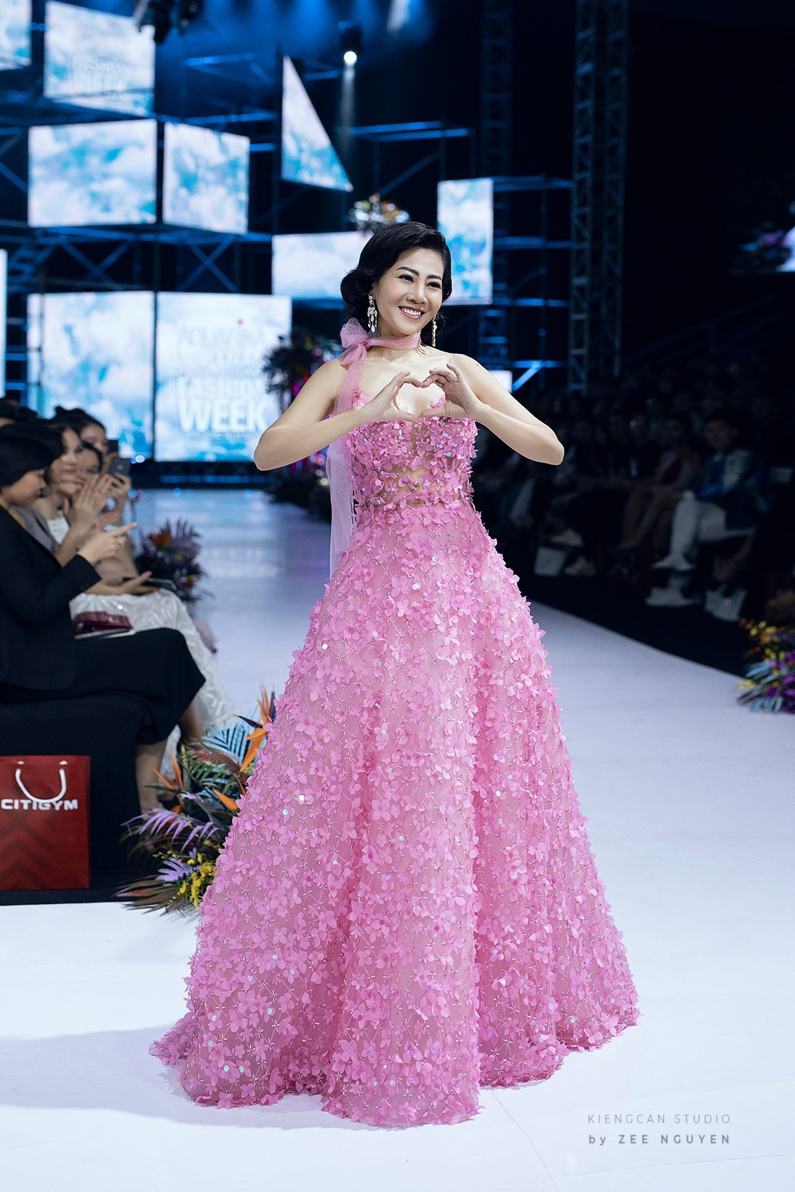 Bộ váy Mai Phương diện trong lần hiếm hoi diễn catwalk được bán đấu giá để hỗ trợ con gái cô - Ảnh 2.
