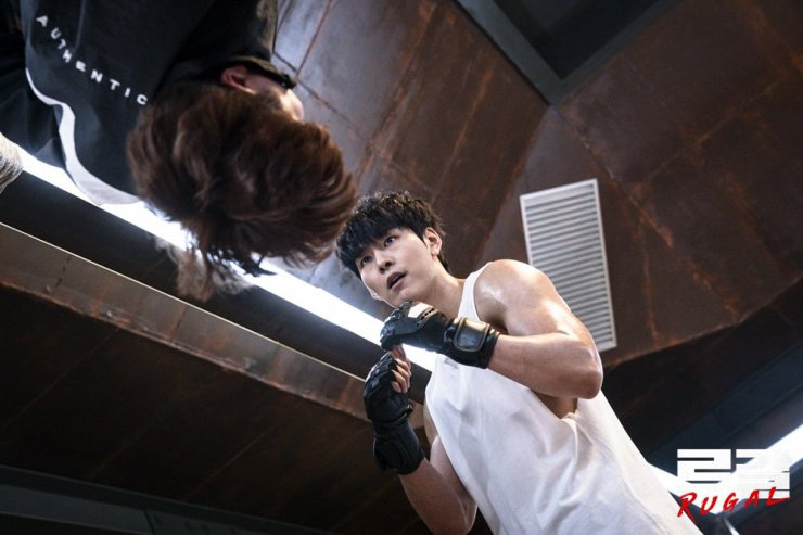 Review Rugal: Phim 18+ mở màn đẫm máu, nam thần cận vệ Choi Jin Hyuk tái xuất ngầu thì có ngầu nhưng hổng có hay? - Ảnh 5.