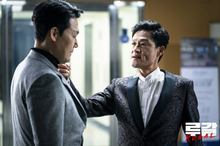 Review Rugal: Phim 18+ mở màn đẫm máu, nam thần cận vệ Choi Jin Hyuk tái xuất ngầu thì có ngầu nhưng hổng có hay? - Ảnh 7.