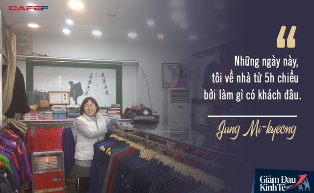  Tầng lớp lao động Hàn Quốc chật vật kiếm sống giữa thời Covid-19: Tiểu thương lay lắt cả buổi không có khách, công nhân thất nghiệp phải xin từng bữa ăn - Ảnh 1.