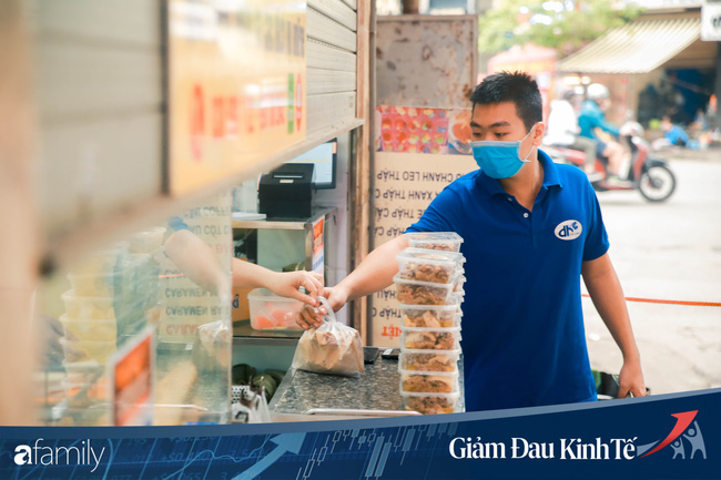 Những hàng ăn nổi tiếng Hà Nội gọi hàng qua khe cửa, chăng dây tạo vùng an toàn, bất cứ ai đặt hàng phải đeo khẩu trang đúng chuẩn - Ảnh 8.