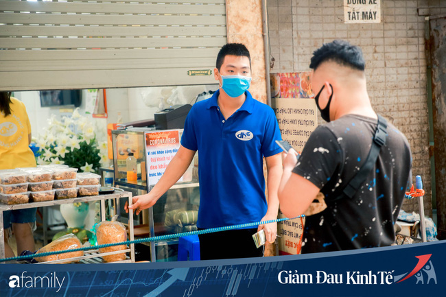 Những hàng ăn nổi tiếng Hà Nội gọi hàng qua khe cửa, chăng dây tạo vùng an toàn, bất cứ ai đặt hàng phải đeo khẩu trang đúng chuẩn - Ảnh 9. Những hàng ăn nổi tiếng Hà Nội gọi hàng qua khe cửa, chăng dây tạo vùng an toàn, bất cứ ai đặt hàng phải đeo khẩu trang đúng chuẩn - Ảnh 9.