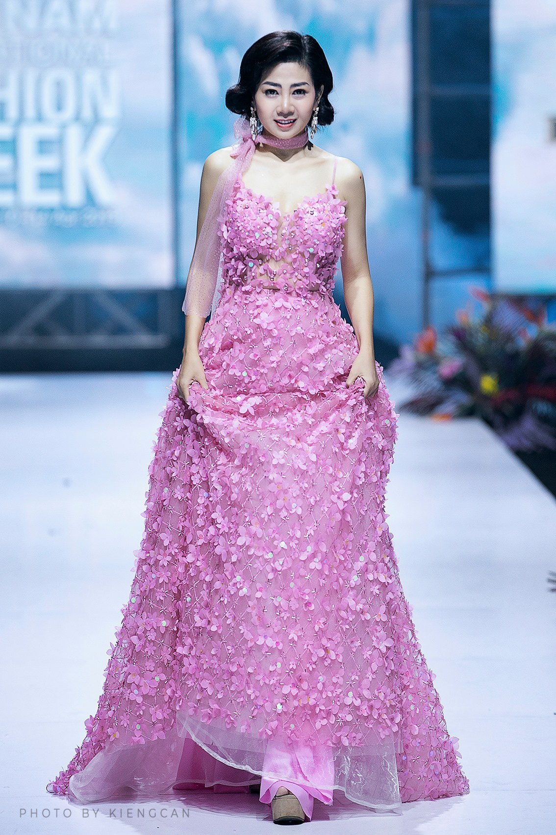 Bộ váy Mai Phương diện trong lần hiếm hoi diễn catwalk được bán đấu giá để hỗ trợ con gái cô - Ảnh 4.