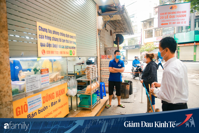 Những hàng ăn nổi tiếng Hà Nội gọi hàng qua khe cửa, chăng dây tạo vùng an toàn, bất cứ ai đặt hàng phải đeo khẩu trang đúng chuẩn - Ảnh 5.