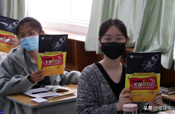 Sợ học trò buồn chán ngày đầu trở lại trường, thầy giáo tâm huyết dành tặng món quà nhưng khi mở ai nấy đều khóc thét - Ảnh 2.