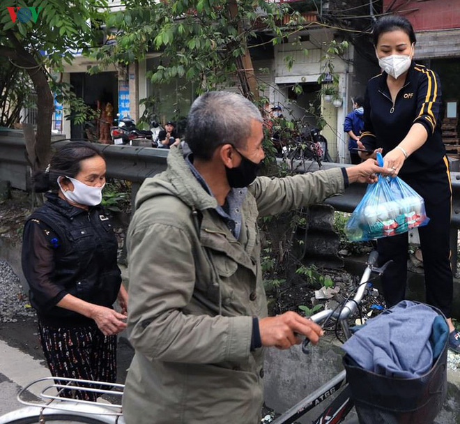 Người phát quà từ thiện mùa Covid-19: “Những người đi SH cũng dừng lại lấy - Ảnh 2.