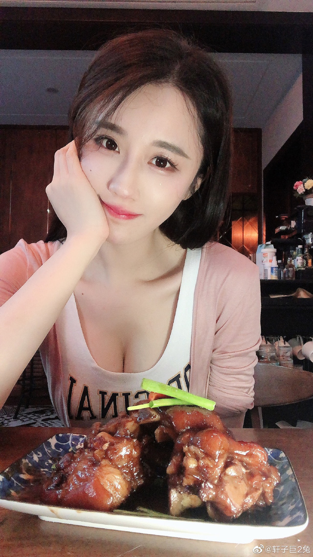 Hết tạo dáng phản cảm rồi lại thay đồ trên sóng, cô nàng streamer vừa trở lại đã tiếp tục bị bay màu kênh trong nốt nhạc - Ảnh 2.