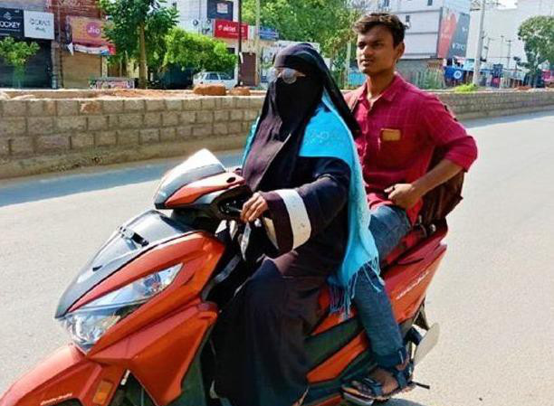 Ấn Độ: Mẹ đi xe máy 1.400km đón con trai mắc kẹt vì lệnh phong tỏa - Ảnh 1.