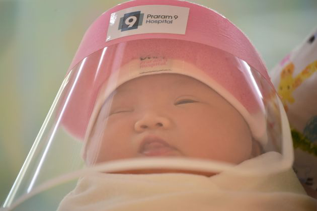 Hình ảnh đáng yêu của các em bé sơ sinh ở Thái Lan sau lớp mặt nạ bảo hộ được bệnh viện trang bị để ngừa Covid-19 - Ảnh 1.