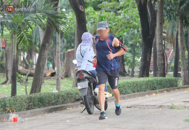 Nhiều người dân không chịu đeo khẩu trang, cố ý gỡ dây phong tỏa để tập thể dục trong công viên ở Sài Gòn - Ảnh 3.