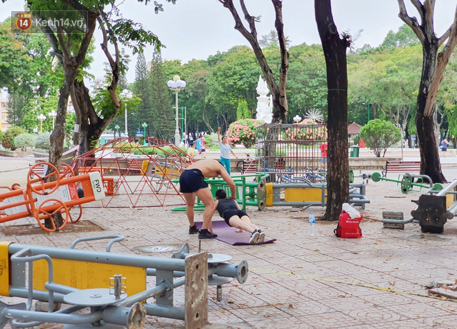 Nhiều người dân không chịu đeo khẩu trang, cố ý gỡ dây phong tỏa để tập thể dục trong công viên ở Sài Gòn - Ảnh 5.