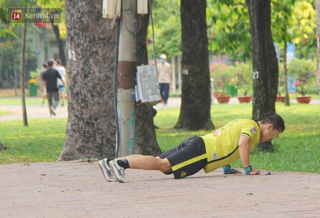 Nhiều người dân không chịu đeo khẩu trang, cố ý gỡ dây phong tỏa để tập thể dục trong công viên ở Sài Gòn - Ảnh 9.