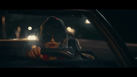 Dành cả thanh xuân để ngồi ở... ghế sau ô tô, Selena Gomez cuối cùng cũng tự mình cầm vô lăng, lái xe trong MV mới rồi cả nhà ơi! - Ảnh 3.