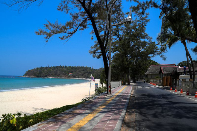  T&ocirc;i chưa bao giờ thấy cảnh tượng như thế: Thi&ecirc;n đường du lịch Phuket đ&oacute;ng băng trước đại dịch Covid-19 - Ảnh 2.