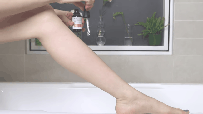 Tips dành cho chị em có đôi chân hoa gấm tím lịm tìm sim: Thói quen tắm hàng ngày có thể trị sạch vết thâm cứng đầu  - Ảnh 8.