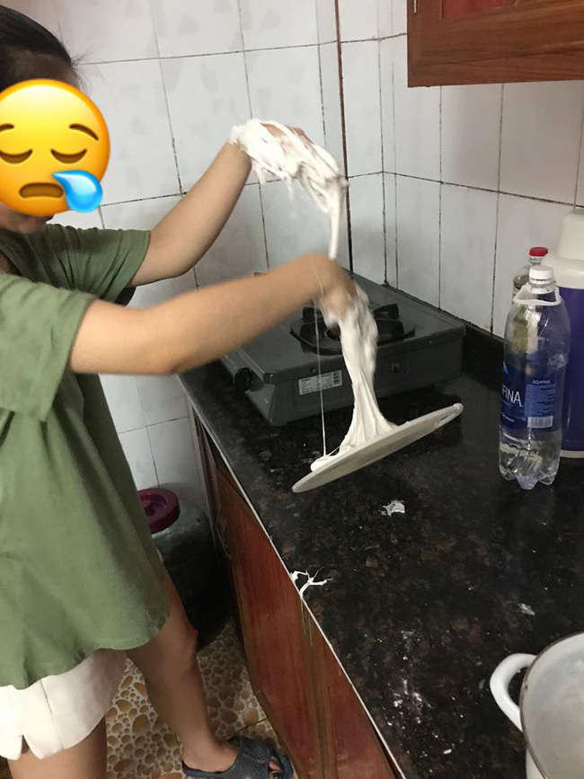 Thêm một mem cứng của hội ghét bếp, trổ tài làm bánh bột lọc thất bại toàn tập, còn bị dân tình cười: Biến hình làm người nhện bắn tơ? - Ảnh 1. Thêm một mem cứng của hội ghét bếp, trổ tài làm bánh bột lọc thất bại toàn tập, còn bị dân tình cười: Biến hình làm người nhện bắn tơ? - Ảnh 1.