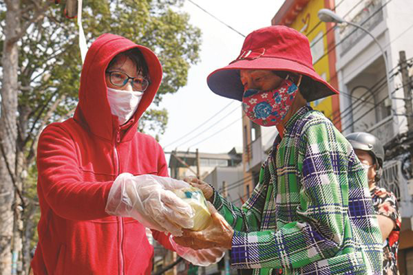 Đói và virus, cái nào đáng sợ hơn? - Ảnh 1.