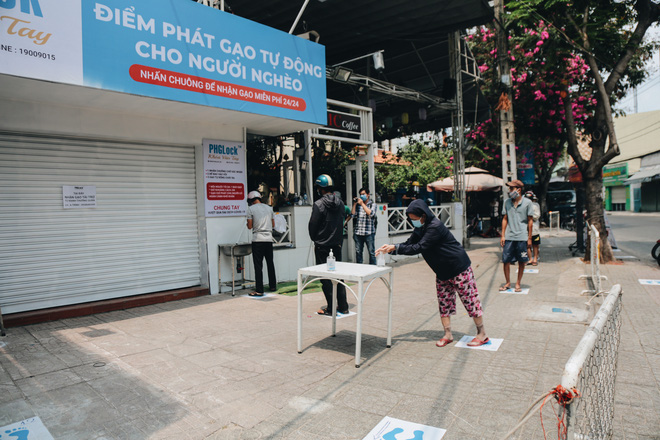 Từ ATM gạo đến mặt nạ ngăn giọt bắn: H&agrave;ng loạt s&aacute;ng kiến đến từ l&ograve;ng nh&acirc;n &aacute;i gi&uacute;p đội ngũ y tế v&agrave; người kh&oacute; khăn c&ugrave;ng vượt qua đại dịch Covid-19 - Ảnh 5.