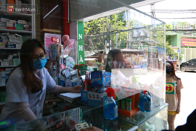 Hà Nội: Hiệu thuốc bắt đầu thực hiện yêu cầu người mua thuốc cảm cúm, ho, sốt phải khai báo y tế để phòng chống dịch COVID-19 - Ảnh 4.