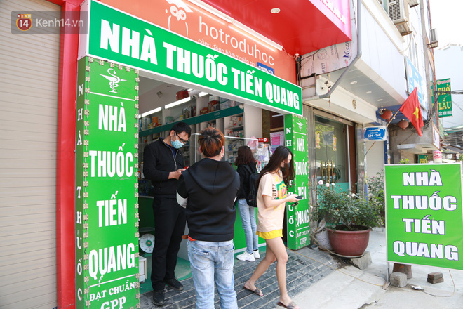 Hà Nội: Hiệu thuốc bắt đầu thực hiện yêu cầu người mua thuốc cảm cúm, ho, sốt phải khai báo y tế để phòng chống dịch COVID-19 - Ảnh 7.