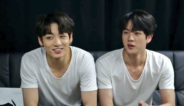 Bắt lú BTS những lần nhìn như hai mà một: V vuốt tóc giống Jin, SUGA một mình hóa 4 anh em, Jungkook biến thành Jin rồi lại thành... Jungkook? - Ảnh 3.