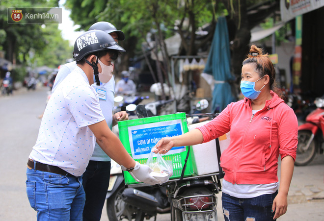 Ấm lòng những suất cơm miễn phí ship tận nơi cho người nghèo ở Đà Nẵng trong mùa dịch Covid-19 - Ảnh 8.