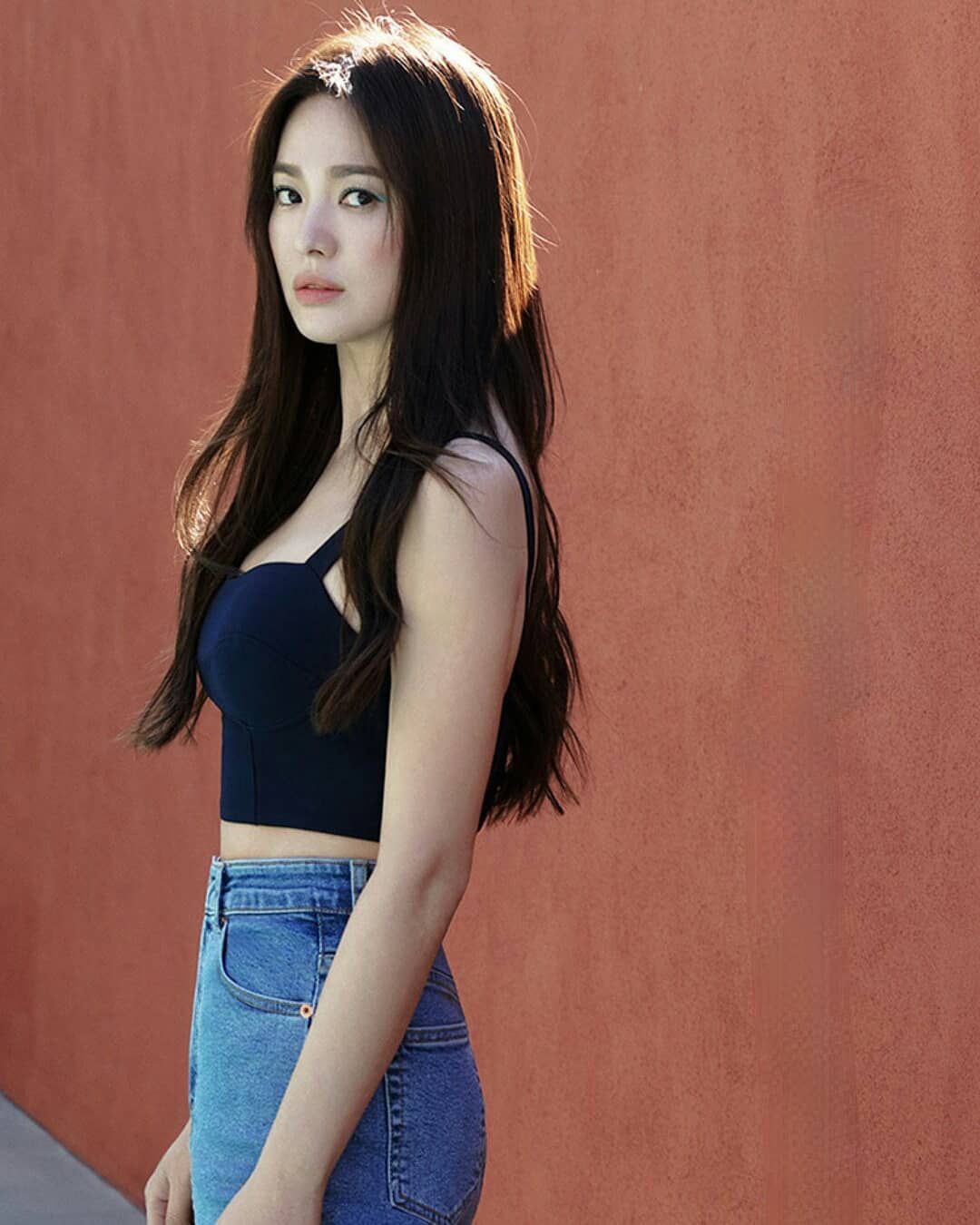 Song Hye Kyo trẻ hơn xưa bao nhiêu là nhờ loạt công thức diện đồ sau, choáng nhất là chuyện cô chẳng ngán mặc crop top khoe eo - Ảnh 5.