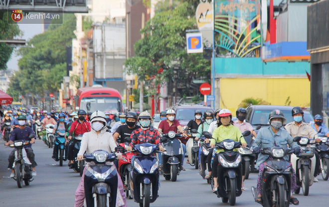 Đường phố Sài Gòn đông bất ngờ trong chiều ngày 15/4 dù chưa hết thời gian giãn cách xã hội - Ảnh 12.