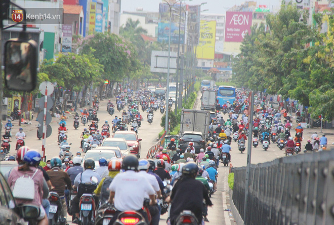Đường phố Sài Gòn đông bất ngờ trong chiều ngày 15/4 dù chưa hết thời gian giãn cách xã hội - Ảnh 4.