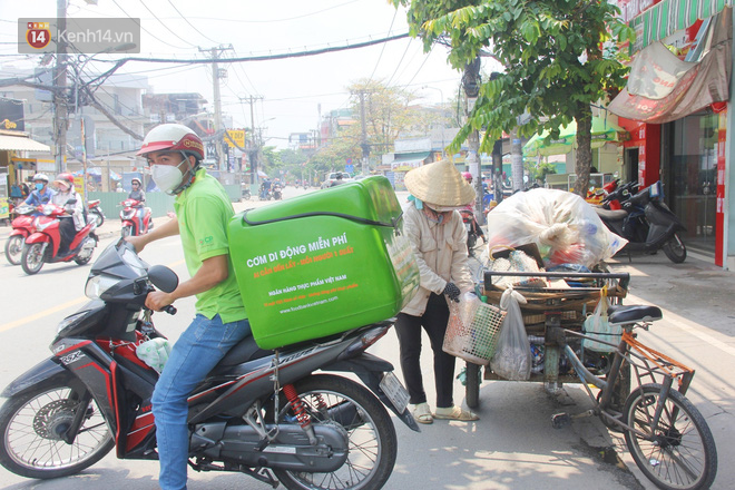 500 phần cơm di động miễn phí lang thang khắp Sài Gòn để trao tận tay cho người nghèo giữa mùa dịch Covid-19 - Ảnh 12.