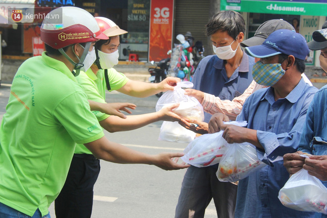 500 phần cơm di động miễn phí lang thang khắp Sài Gòn để trao tận tay cho người nghèo giữa mùa dịch Covid-19 - Ảnh 10.