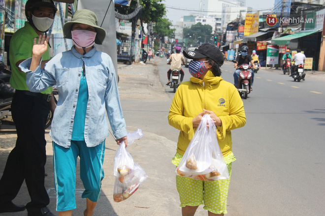 500 phần cơm di động miễn phí lang thang khắp Sài Gòn để trao tận tay cho người nghèo giữa mùa dịch Covid-19 - Ảnh 6.