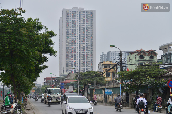 Chung cư tại H&agrave; Nội treo cờ Tổ quốc để cổ vũ tinh thần Việt Nam chiến thắng đại dịch COVID-19 - Ảnh 2.