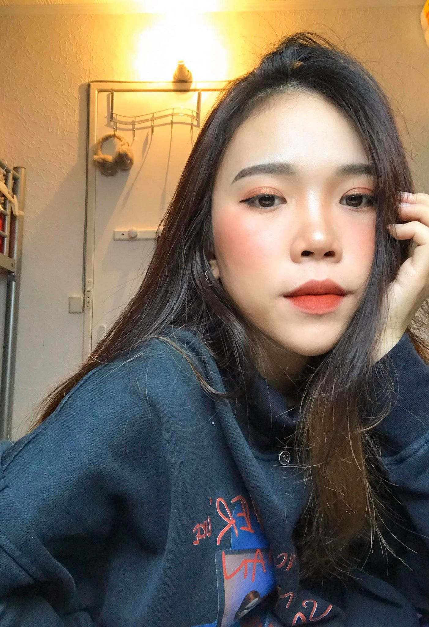 Trải nghiệm gội đầu ngược: Cô nàng này từ tóc rụng 1 nắm giờ chỉ rụng vài cọng, tóc mềm và lâu bết hơn hẳn - Ảnh 1. Trải nghiệm gội đầu ngược: Cô nàng này từ tóc rụng 1 nắm giờ chỉ rụng vài cọng, tóc mềm và lâu bết hơn hẳn - Ảnh 1.