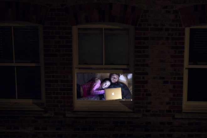 Nhiếp ảnh mùa dịch: Bộ ảnh qua khung cửa sổ hàng xóm trong những ngày ở nhà giãn cách xã hội - Ảnh 3.