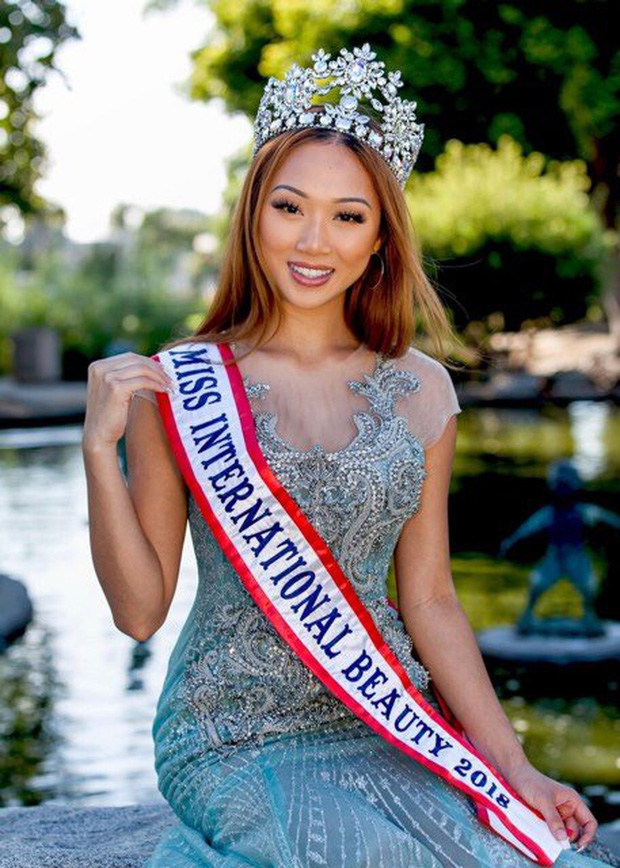 Đ&aacute;m tang Hoa hậu Jacqueline Đặng tại Mỹ: Kh&ocirc;ng kh&iacute; vắng lặng, người bố n&eacute;n đau thương tiễn con g&aacute;i về nơi an nghỉ - Ảnh 4.