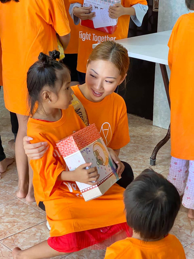 Đ&aacute;m tang Hoa hậu Jacqueline Đặng tại Mỹ: Kh&ocirc;ng kh&iacute; vắng lặng, người bố n&eacute;n đau thương tiễn con g&aacute;i về nơi an nghỉ - Ảnh 5.