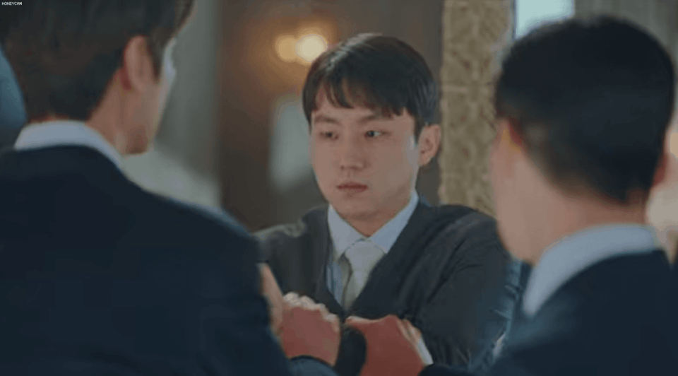 Tập 1 Quân Vương Bất Diệt: 4 người mất mạng ở 15 phút đầu tiên, drama thế giới song song của Lee Min Ho mở hàng cực căng - Ảnh 6.