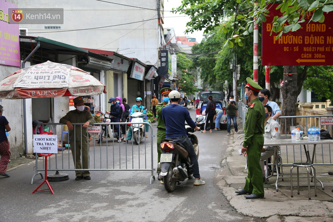 H&agrave; Nội: C&ocirc;ng an phường Đ&ocirc;ng Ngạc lập nhiều chốt, kiểm tra th&acirc;n nhiệt tất cả người d&acirc;n v&agrave;o chợ để ph&ograve;ng chống COVID-19 - Ảnh 1.