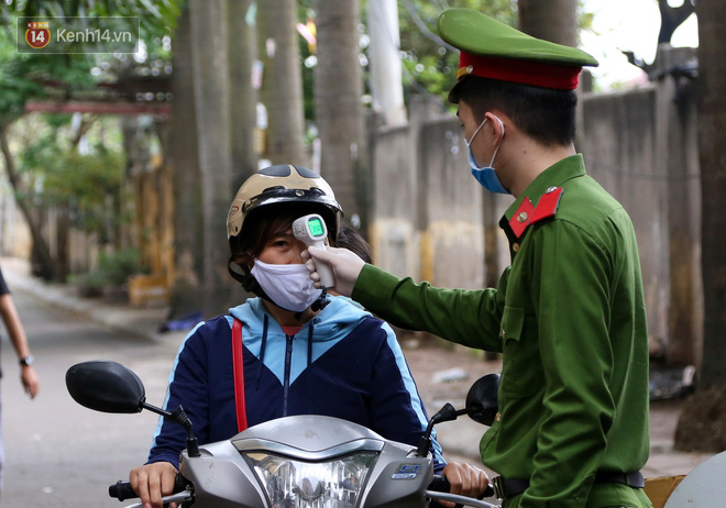 H&agrave; Nội: C&ocirc;ng an phường Đ&ocirc;ng Ngạc lập nhiều chốt, kiểm tra th&acirc;n nhiệt tất cả người d&acirc;n v&agrave;o chợ để ph&ograve;ng chống COVID-19 - Ảnh 15.