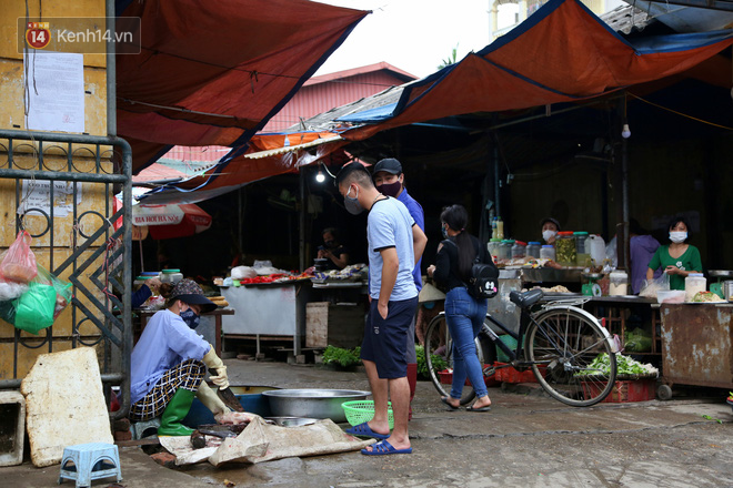 H&agrave; Nội: C&ocirc;ng an phường Đ&ocirc;ng Ngạc lập nhiều chốt, kiểm tra th&acirc;n nhiệt tất cả người d&acirc;n v&agrave;o chợ để ph&ograve;ng chống COVID-19 - Ảnh 10.