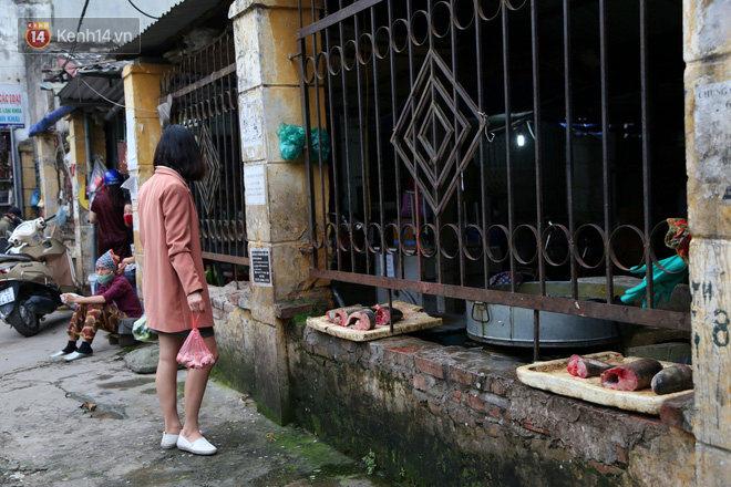H&agrave; Nội: C&ocirc;ng an phường Đ&ocirc;ng Ngạc lập nhiều chốt, kiểm tra th&acirc;n nhiệt tất cả người d&acirc;n v&agrave;o chợ để ph&ograve;ng chống COVID-19 - Ảnh 13.