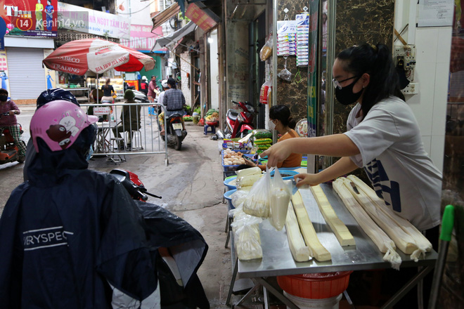 H&agrave; Nội: C&ocirc;ng an phường Đ&ocirc;ng Ngạc lập nhiều chốt, kiểm tra th&acirc;n nhiệt tất cả người d&acirc;n v&agrave;o chợ để ph&ograve;ng chống COVID-19 - Ảnh 11.